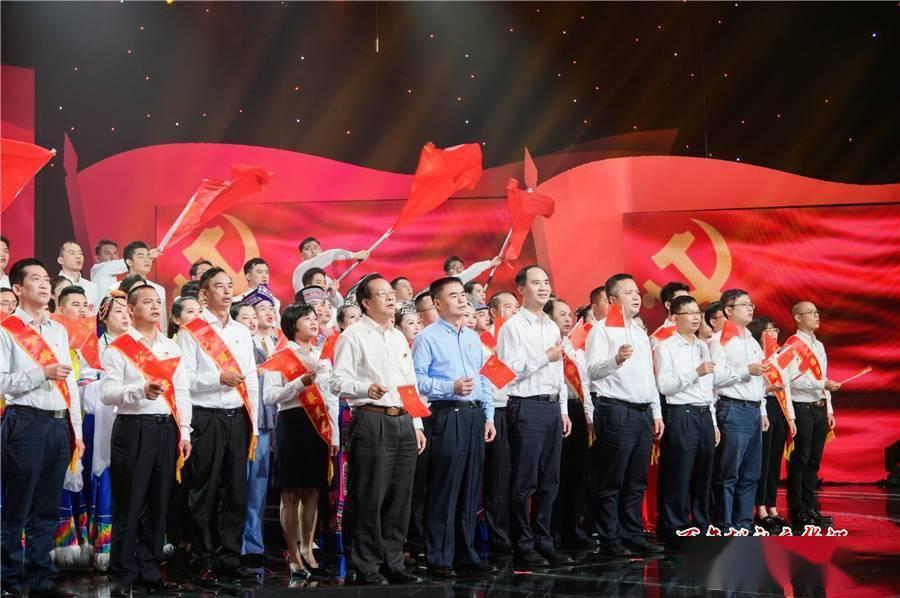 长方形长是600米，宽400米，把它做成一个最大的正方形，正方形的面积是多少公顷？